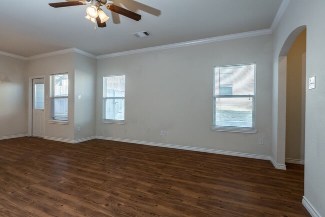 Foto del edificio - Great 3 bed/2 bath Home Backing onto Holland Park Recreation Area/Trail!!