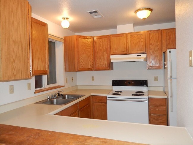Building Photo - Upstairs 2-bedroom unit in a 4-plex