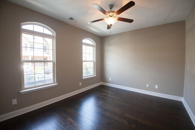 Foto del edificio - 527 Vintage Green Ln