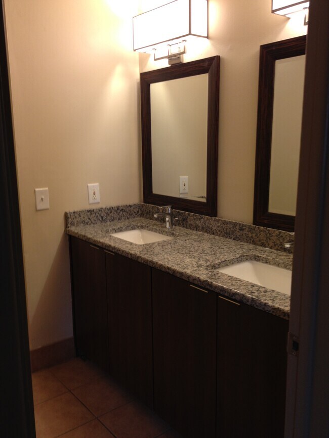 Baño Reno de dos habitaciones - 817 Arch St