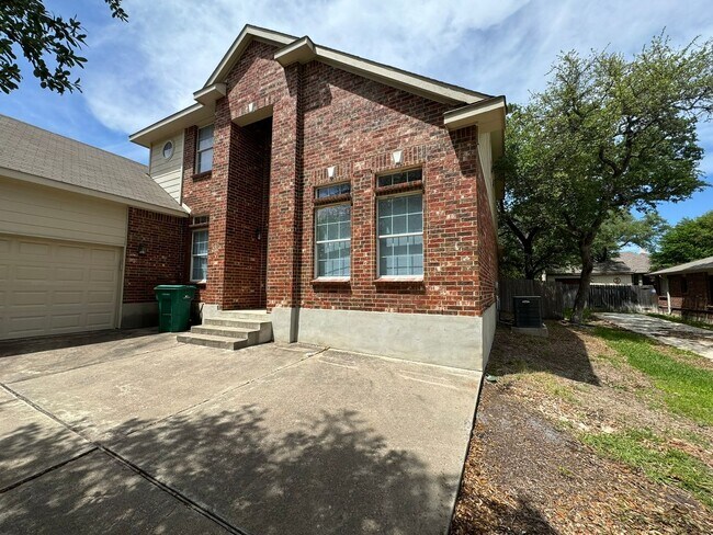 Foto del edificio - Beautiful 2 Story 4 Bdrm 2.5 Bath With a Loft