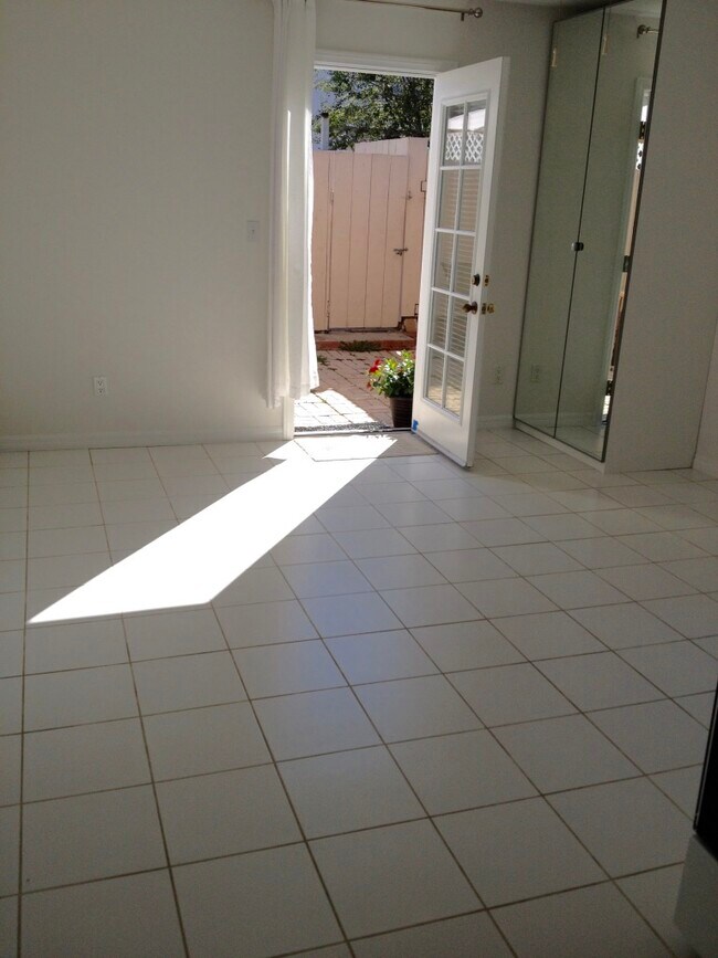 Foto del edificio - 4677 Brighton Ave