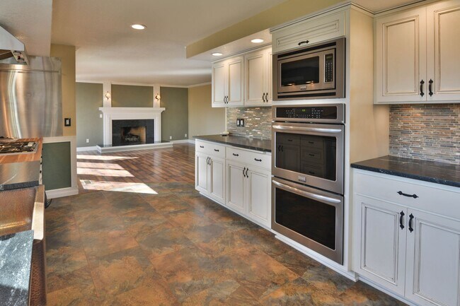 Foto del edificio - Incredible Peaceful View of the Valley 3 bed 2.5 bath 3 Car Garage
