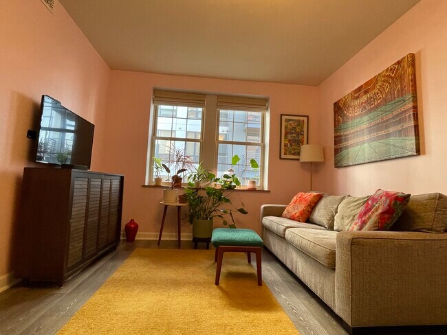 Sala de estar - 1417 Newton St NW