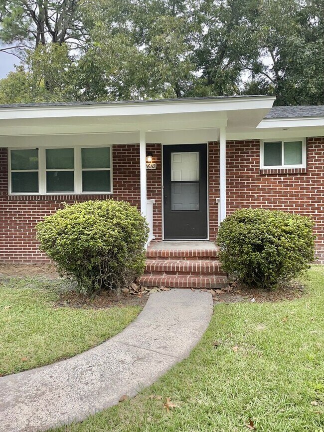 Building Photo - For Rent – Beautifully Renovated 3 Bedroom, 2 Bathroom Home