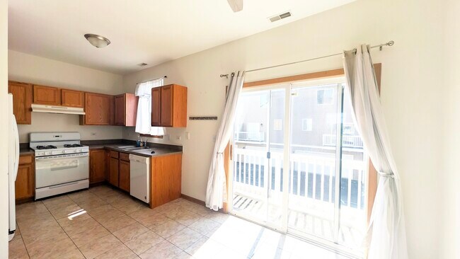 Building Photo - 1766 Fieldstone Dr N