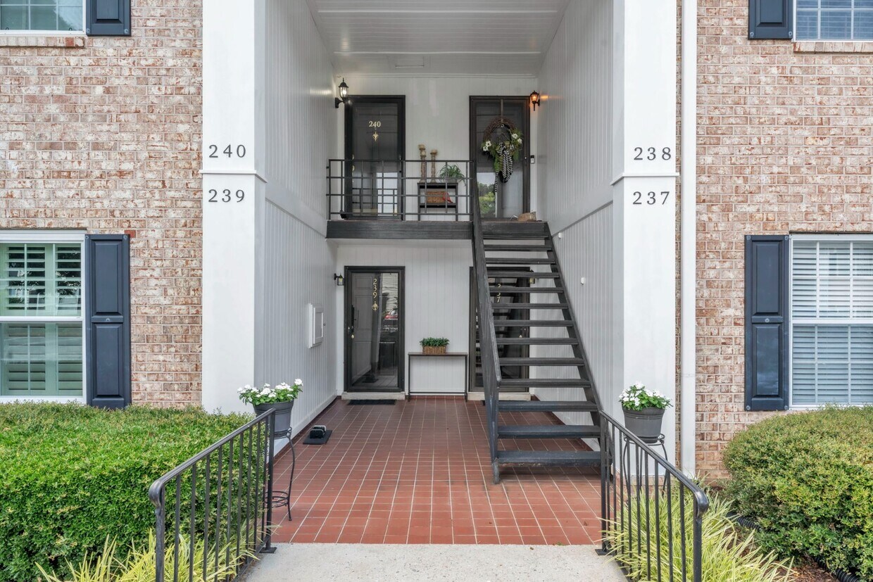 Foto principal - Beautiful 2-Bed, 2-Bath Condo with Elegant...