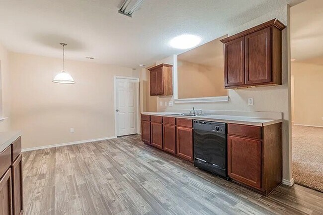 Foto del edificio - AVAILABLE NOW!