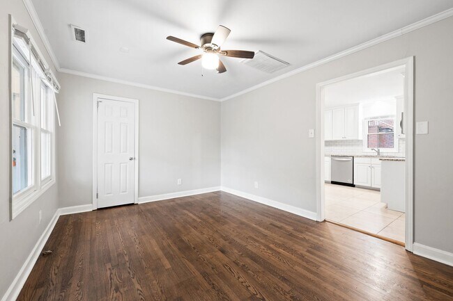 Building Photo - 2 bed/1 bath duplex with complete renovati...