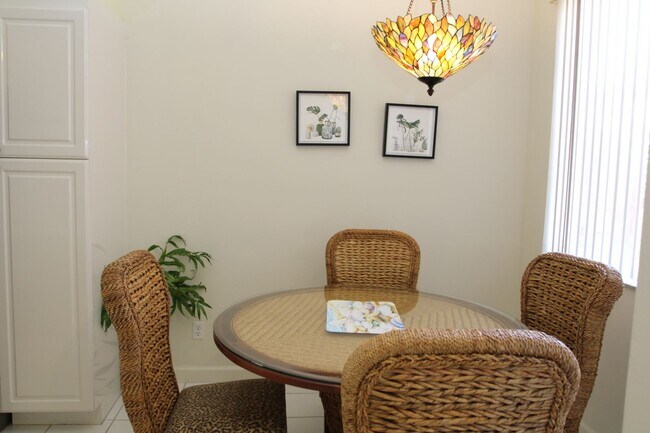 Foto del edificio - ** FALLING WATERS NAPLES UNIT ** OFF-SEASON RENTAL ONLY ** AVAILABLE MAY-SEPTEMBER 2025 AND MAY-S...