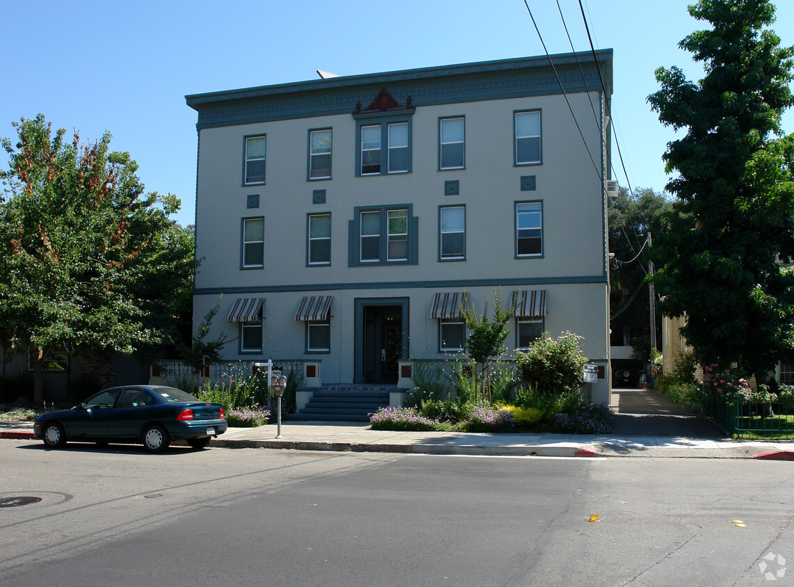 Primary Photo - Rosemont Apartments