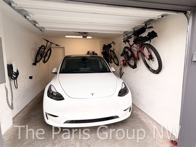 Foto del edificio - Gorgeous 2021 Fremont/Wallingford 3BR Overlooking Downtown, Mt Rainier & SLU, Garage w/EV Chgr, W...