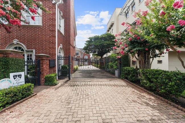 Photo - 2222 Nantucket Dr House