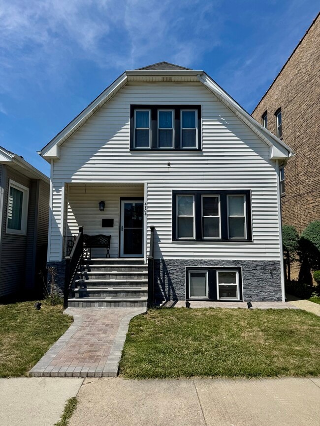 Building Photo - 4704 W Waveland Ave