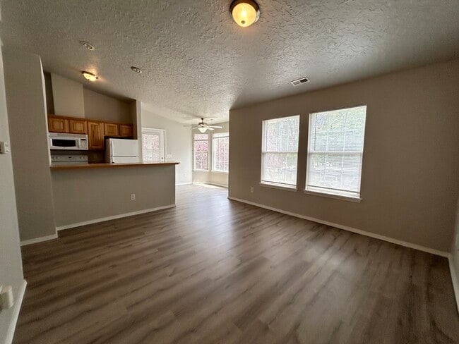 Building Photo - 1621 S Eagleson Rd