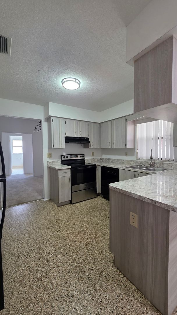 Foto del edificio - 3 Bedroom 2 Bath Home with a 2 car garage in Fairway Estates