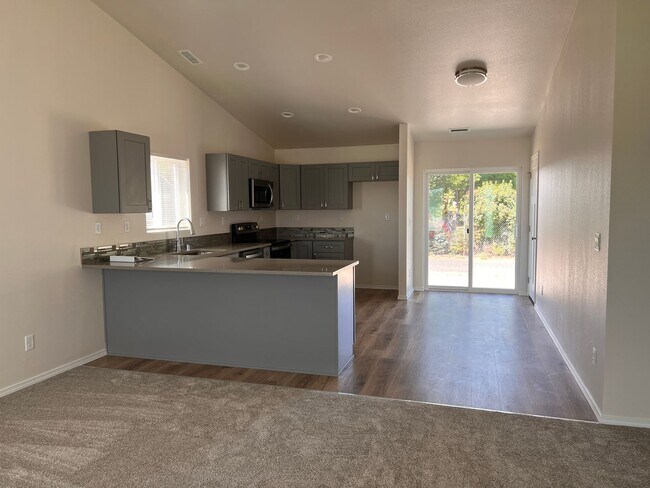 Foto del edificio - Newer Construction Home!!