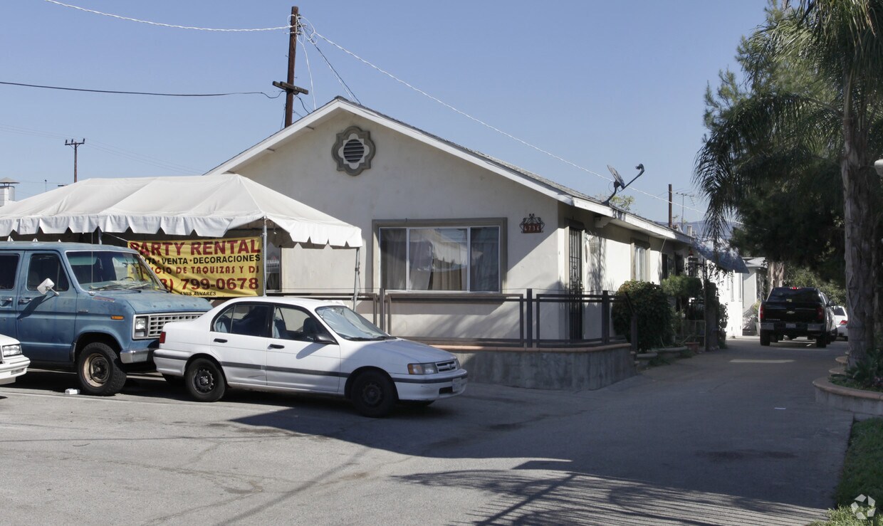 Primary Photo - 6736 Vineland Ave