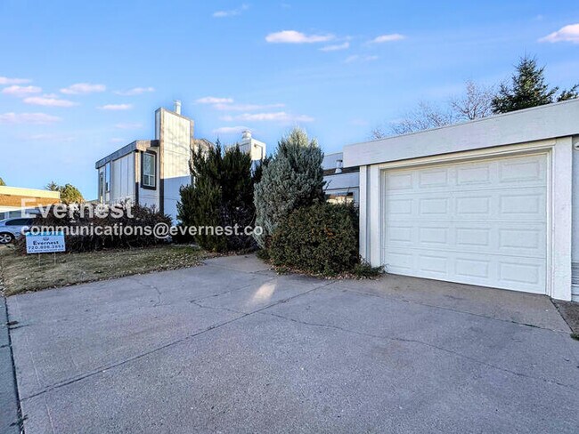 Foto del edificio - PROMO: Half Off the First Month's Rent! / 3 Bed, 1 Bath Townhome with Garage & Fenced Yard