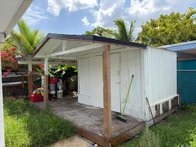 Foto del edificio - 6822 SW 130th Ave