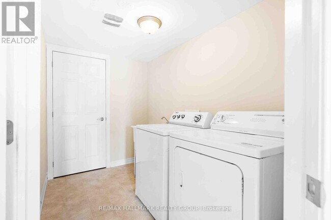 Building Photo - 164 Sunshine Crescent