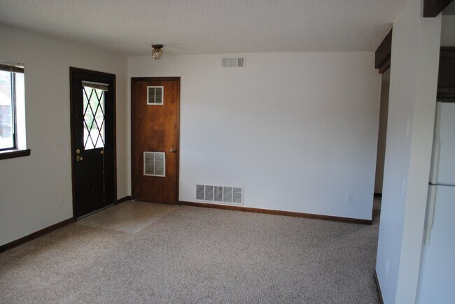 Building Photo - Two Bedroom Garden Level Duplex