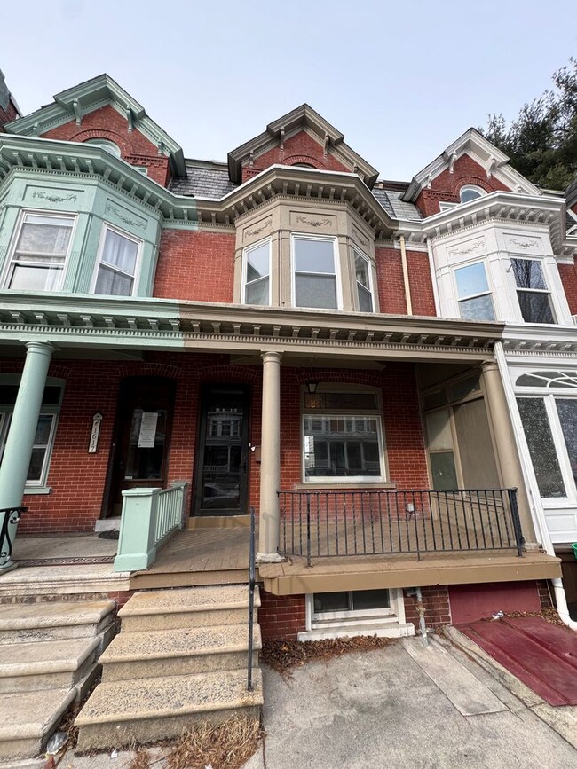 Building Photo - LARGE FIVE BEDROOM ROW HOME