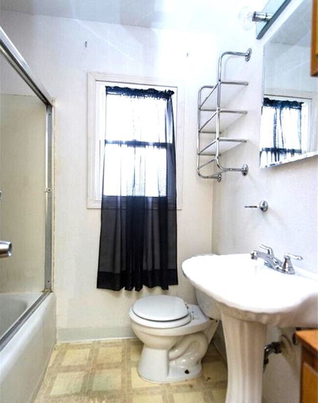 Building Photo - Welcome to this charming 3-bedroom, 1-bath...
