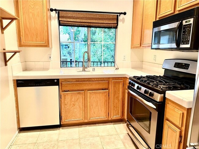 Building Photo - 214 Chaumont Cir