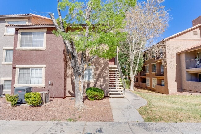 Building Photo - UPSTAIRS 2 BEDROOM CONDO! GATED COMMUNITY!...