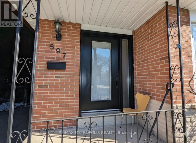 Building Photo - 897 Consort Crescent