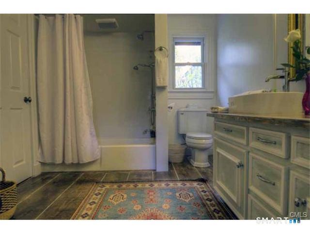 Foto del edificio - 38 Strawberry Ridge Rd