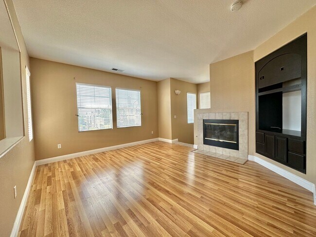 Building Photo - Beautiful Remodeled Townhome in Eastlake w...