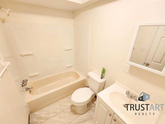 Building Photo - 2 bedroom apartment between Frankford and ...