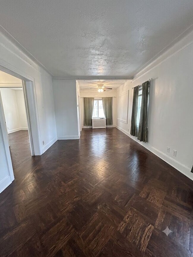 Foto del edificio - 4-Bedroom, 1-Bathroom Residence w/ Washer and Dryer