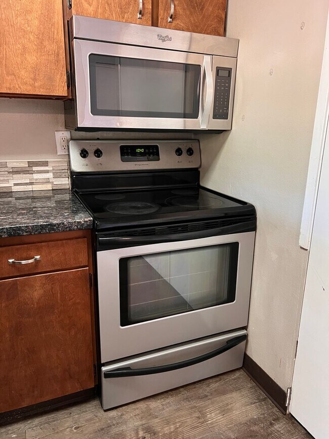 Building Photo - 4 bedroom 1 bath house, 3 car garage, clos...