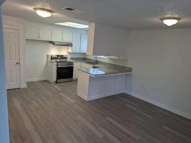 Building Photo - 516 Safari Dr