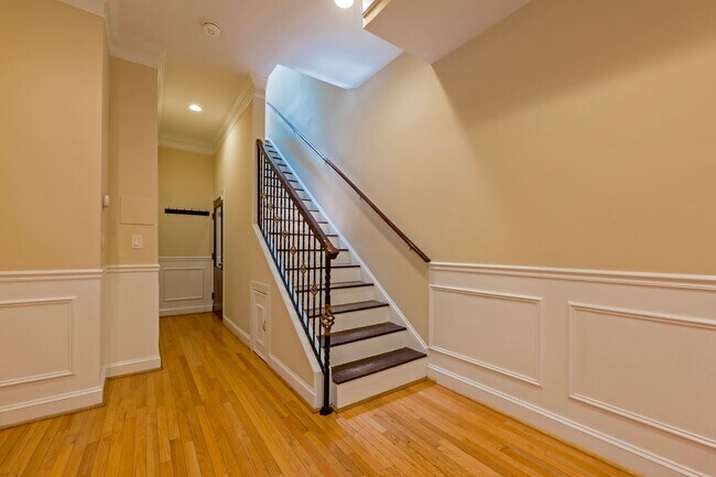 Foto del edificio - 3 Story Condo w/ Loft in Bloomingdale NW!! Walking Distance to 2 Metros!