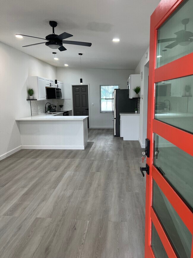 Foto del edificio - 1219 Lakeside Dr