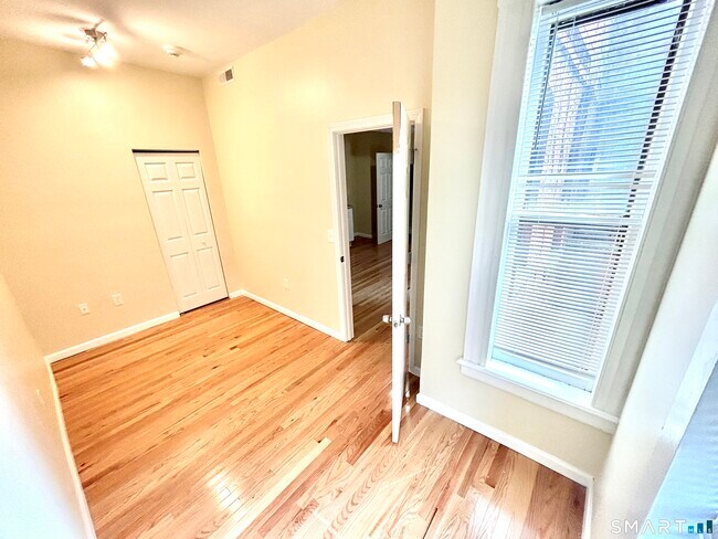 Foto del edificio - 135 W Main St