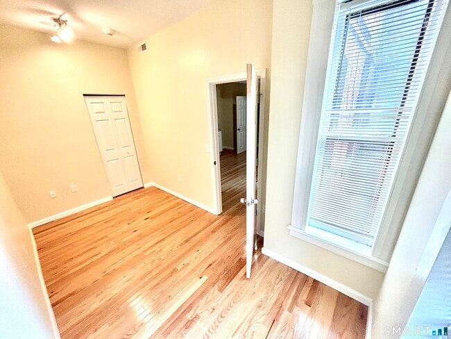 Building Photo - 135 W Main St