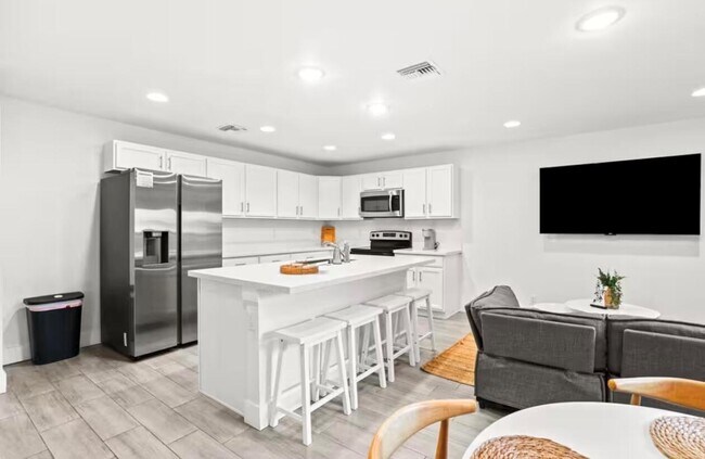 Foto del edificio - 565 Lilac Ct