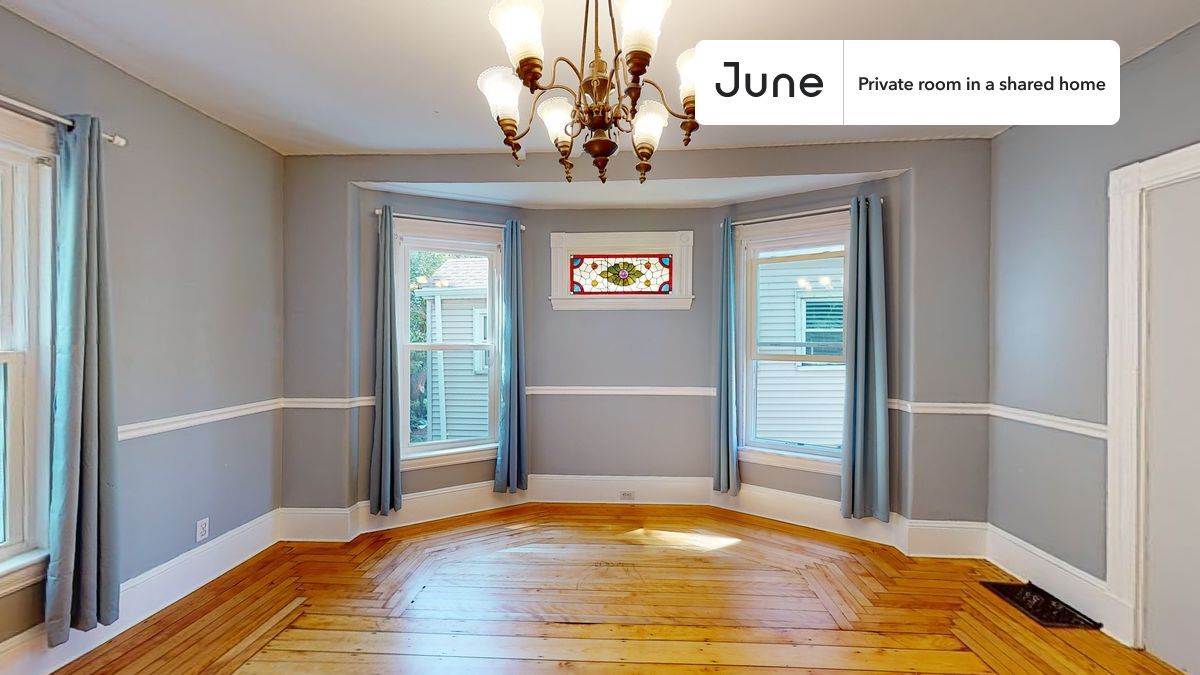 Foto principal - Private bedroom in 7 bed/2 bath Home