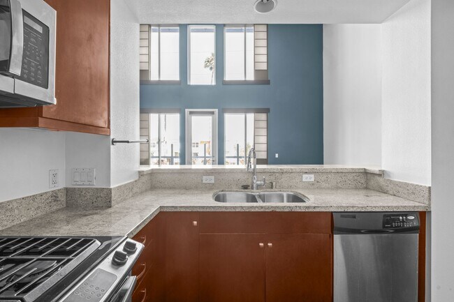 Foto del edificio - 2 Bedroom + 2 Bathroom Condo | Port 121 in Seabridge | Oxnard | Unfurnished