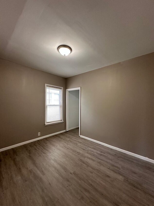 Foto principal - 3bedrooms 1 1/2 bathroom. The house is ver...