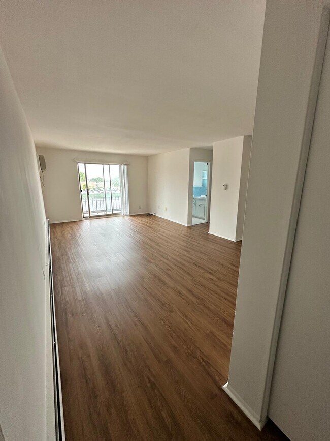 Building Photo - 1860 Axtell Dr