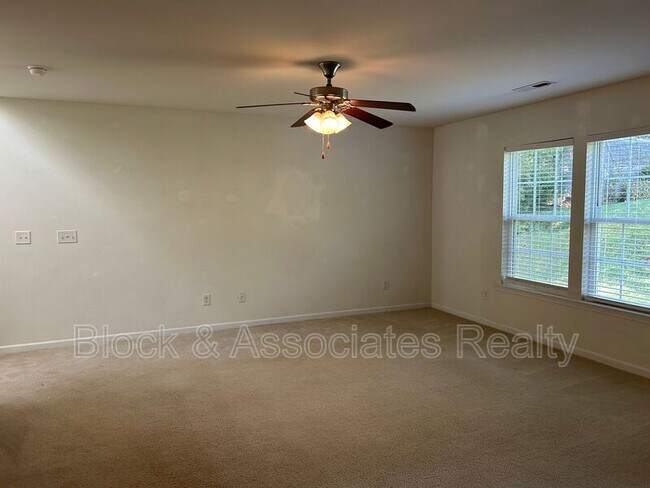 Foto del edificio - 5147 Fiddlers Run Dr