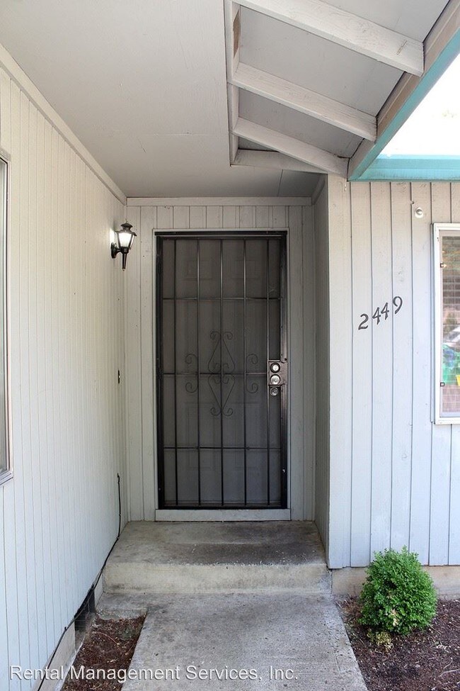 Foto del edificio - 2447-2449 NE 162nd Ave