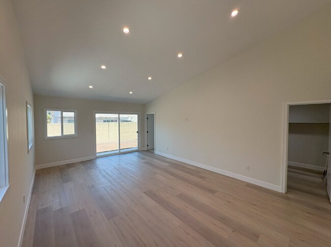 Foto del edificio - 14671 Comet St