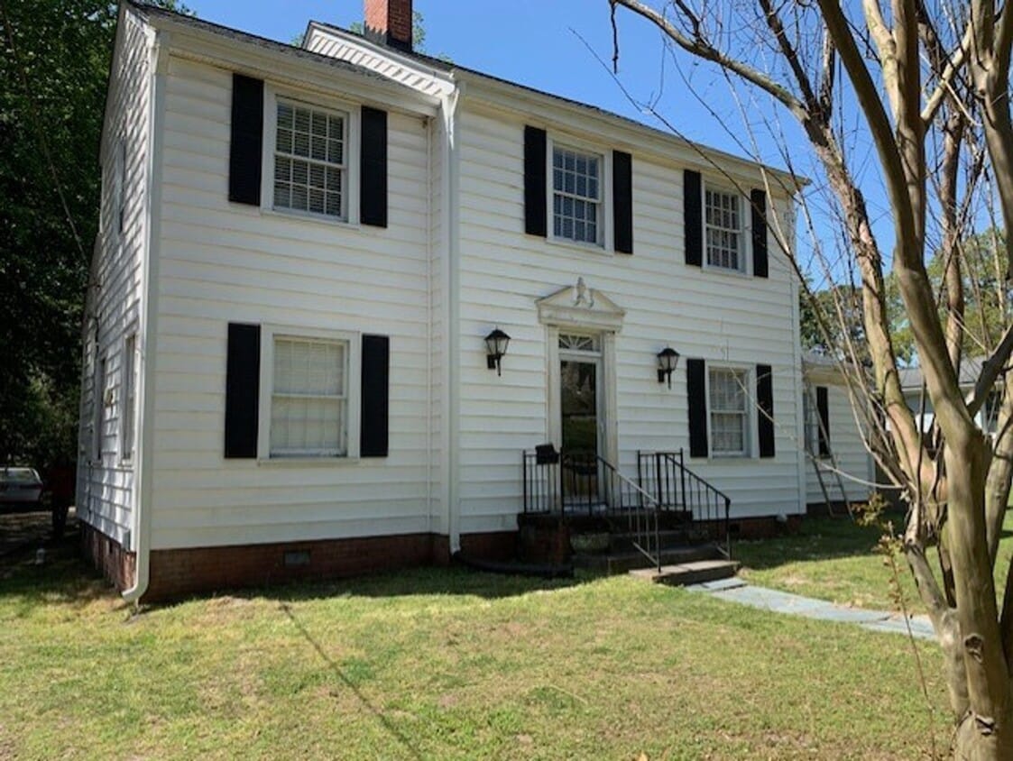 Primary Photo - 606 S Elm St
